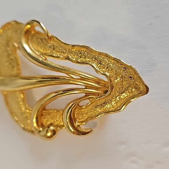 Goldtone Leaf Abstract Large Size Brooch - Picture 4 of 5